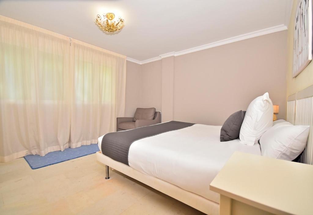 Aparthotel Ola Blanca 칼라 데 피네스트라트 객실 사진