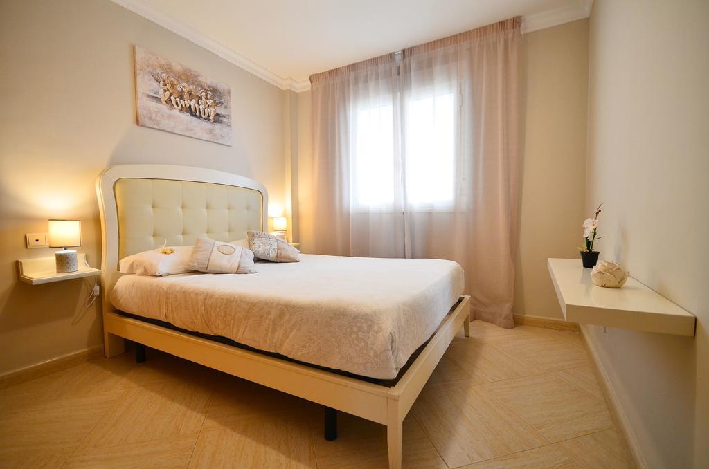 Aparthotel Ola Blanca 칼라 데 피네스트라트 외부 사진